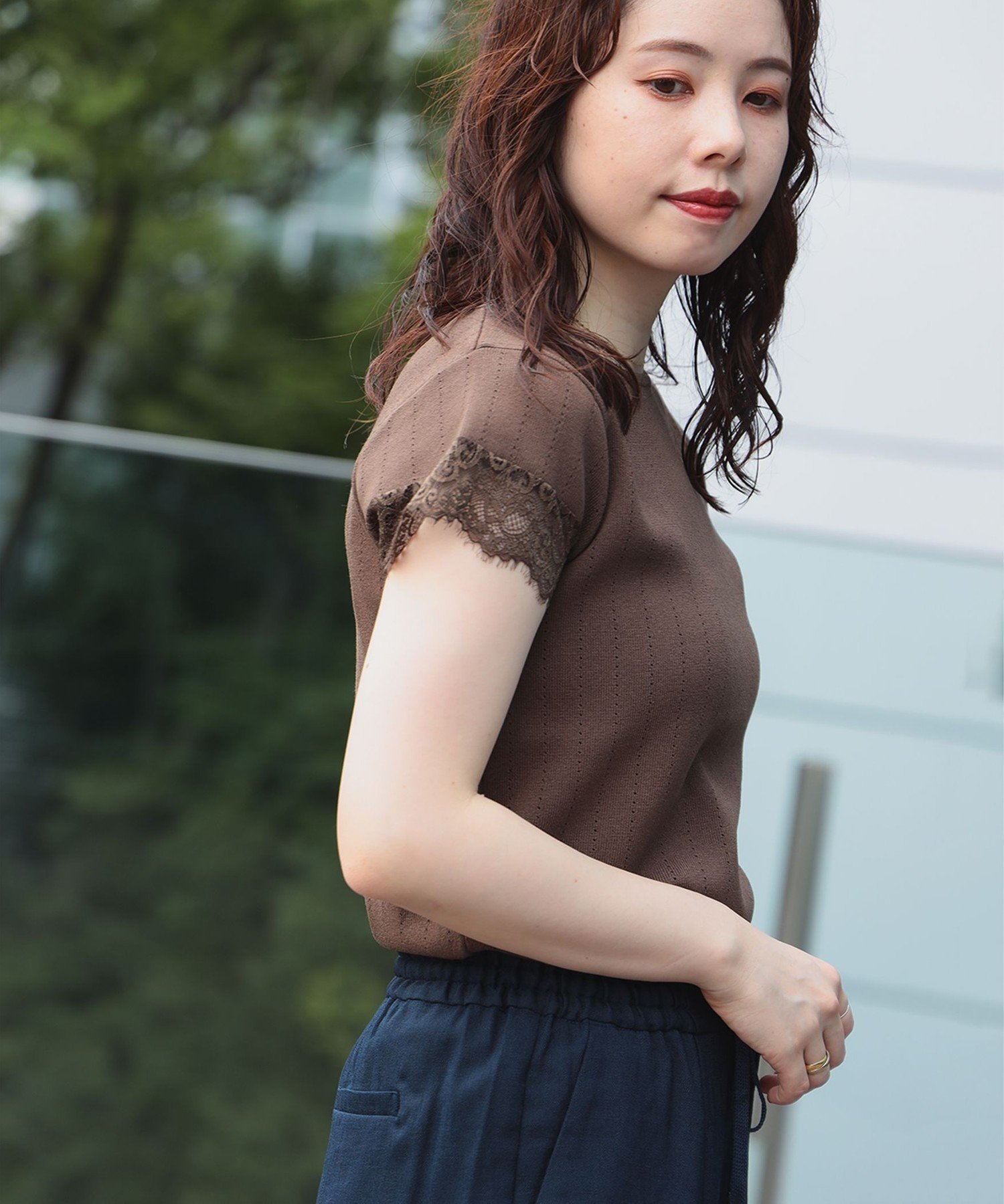 袖子蕾丝孔眼针织套头衫