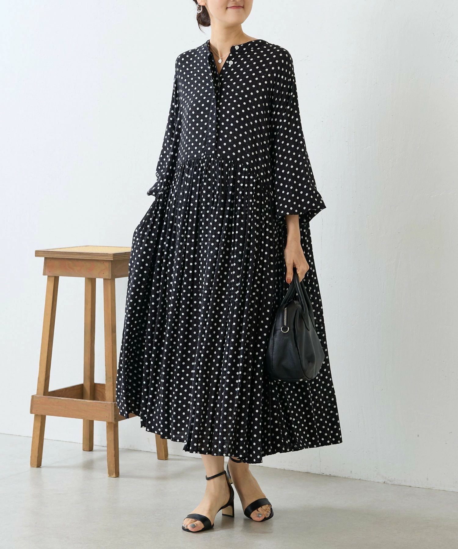 圆点缩褶连衣裙