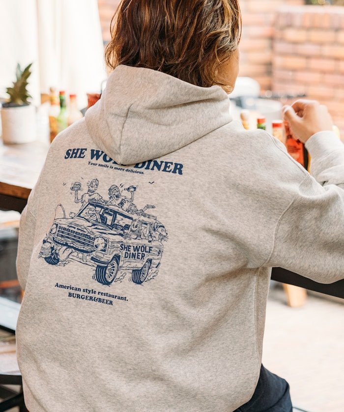 SHE WOLF DINER×FREAK'S STORE 特别订购大廓形背面印花 PO 连帽衫/连帽衫/CAR [限量发行] 25AW