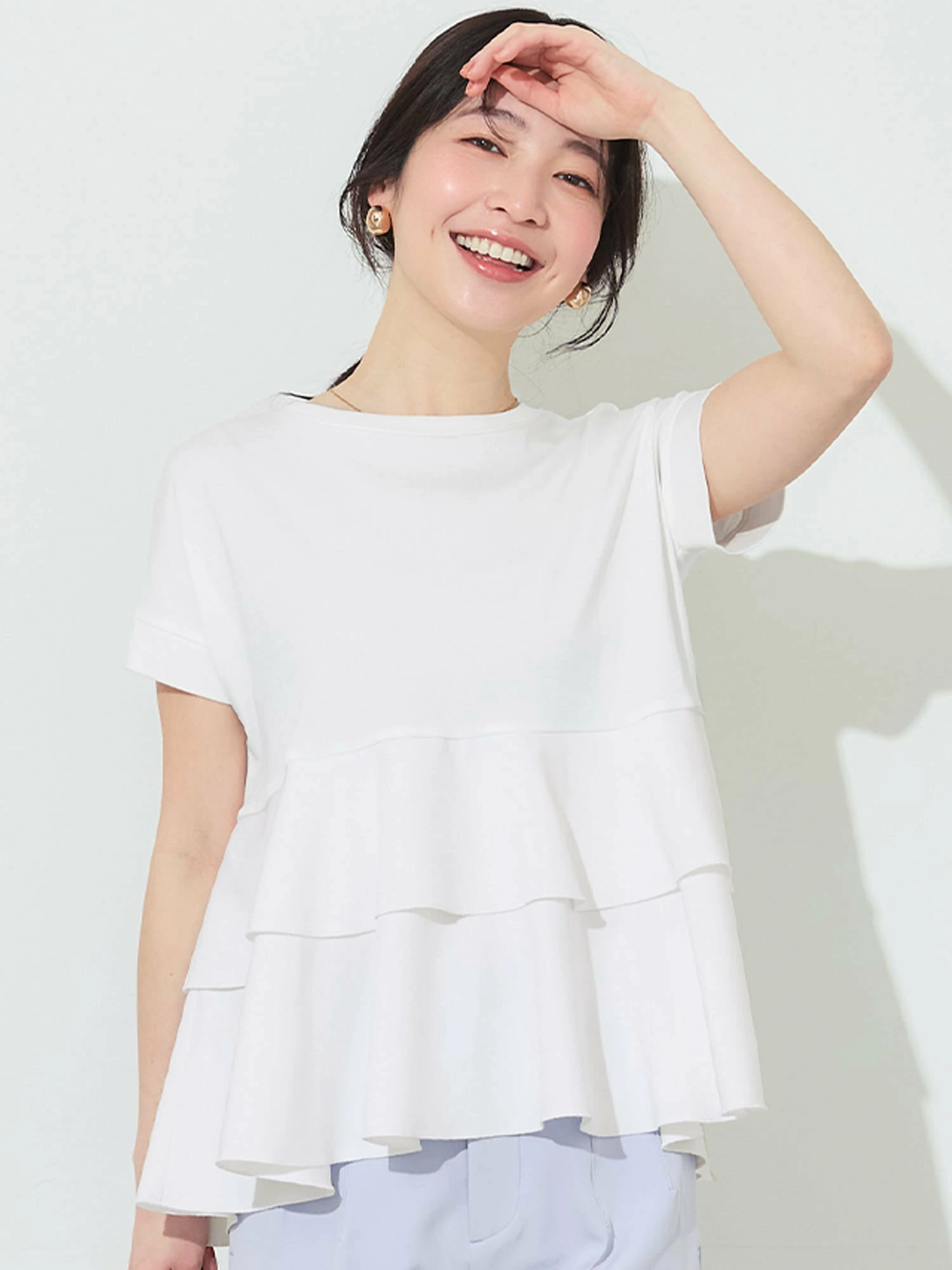 不同材质的两层褶边T恤