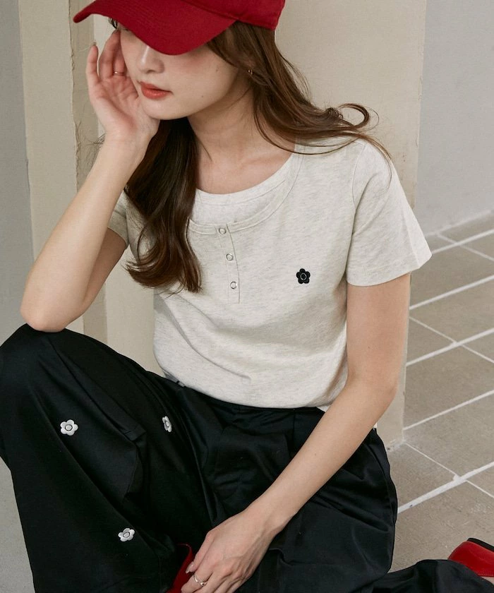 MARY QUANT × PUBLUX/Mary Quant 分层紧凑亨利领 T 恤限量版